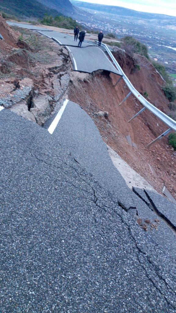 Përmbytjet shembin rrugën, izolohen banorët e disa fshatrave