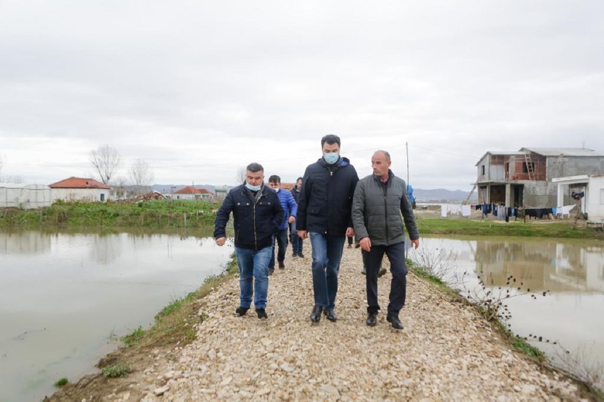 Basha viziton familjet e përmbytura në Sukth: Të merren masa urgjente, duhet një qeveri që mendon për njerëzit