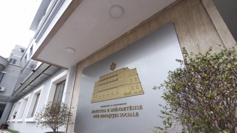 I mori 8 milionë lekë vajzës së pacientes që ndërroi jetë, MSH: Shkarkim i menjëhershëm për sanitaren e COVID2