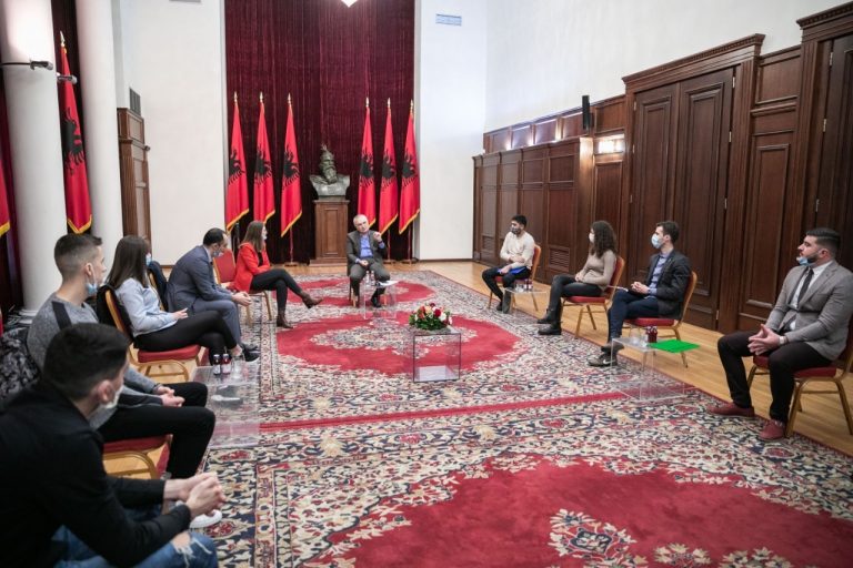 Meta sërish mesazh për të rinjtë: E gjithë vëmendja jonë duhet të jetë tek ta