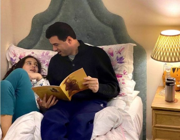 Bashkëshortja nxjerr foton e Lulzim Bashës me vajzën: Sonte në kohë për t’i lexuar librin e preferuar