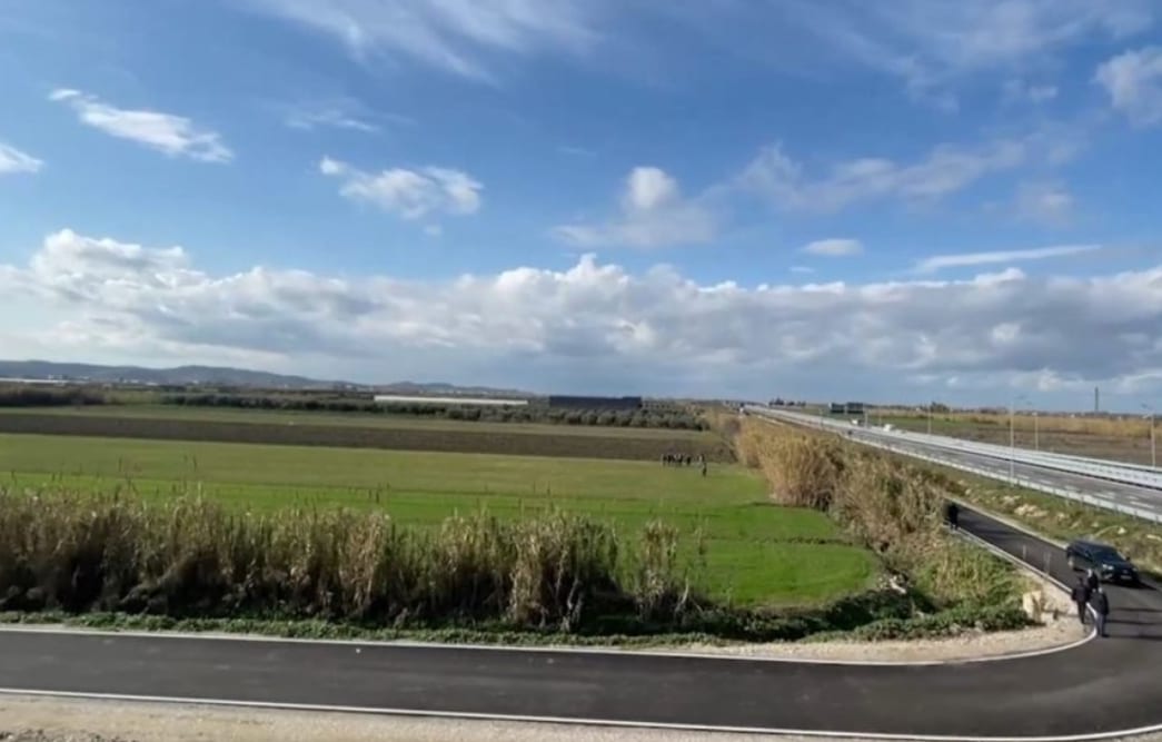 Mbërrijnë makineritë e para për ndërtimin e spitalit të Fierit