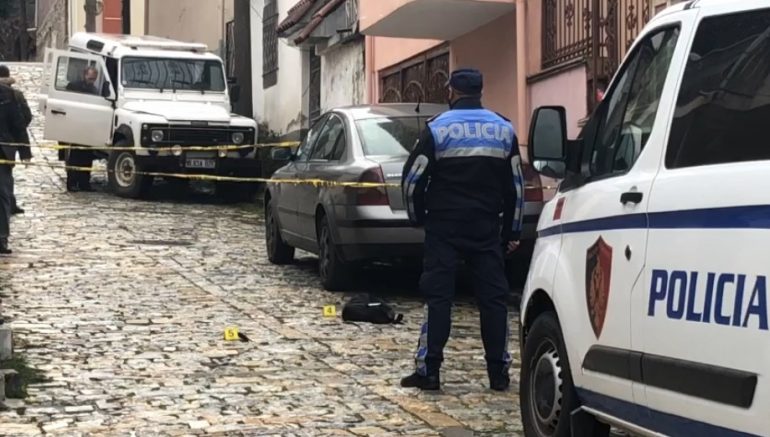 Grabitja/ Policia: Ndaluam një prej autorëve, u përplas fizikisht me kambistin dhe efektivët, dy të tjerët u larguan me automjet