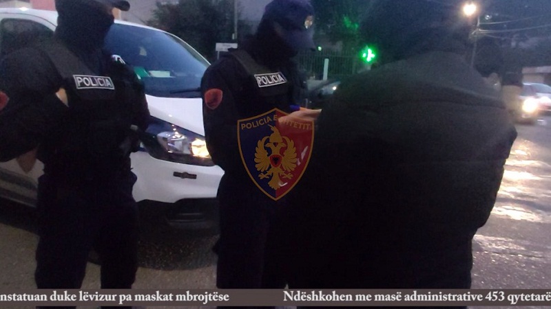 Nuk mbanin maskë, gjobiten 453 qytetarë (VIDEO)