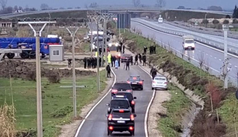 Rama sërish tek toka ku do ngrihet spitali i ri, policia “blindon” rrugën