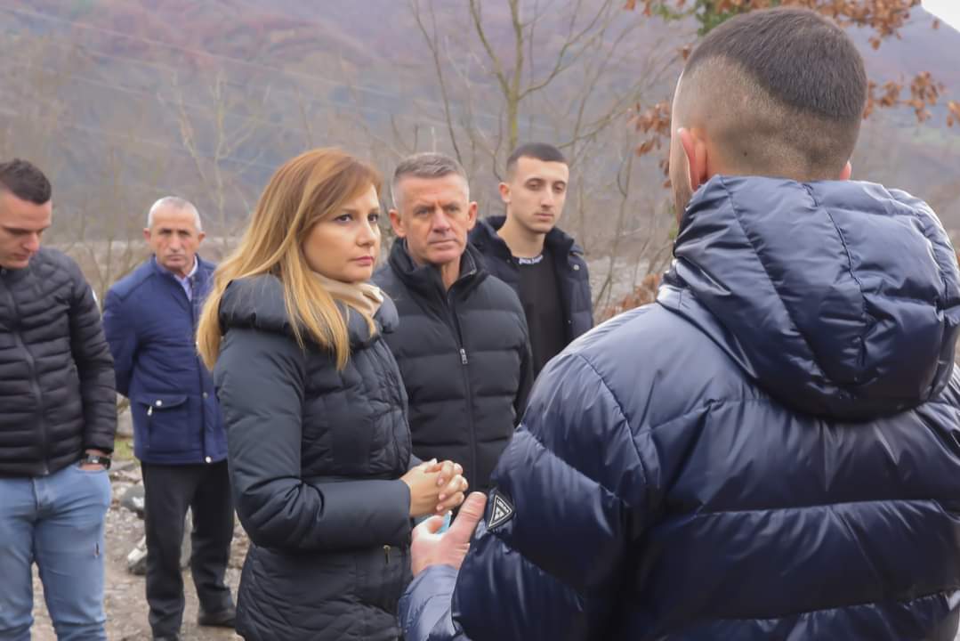 Ish-deputetja Tabaku: Banorët në Zall-Bastar rrezikojnë jetën për një urë