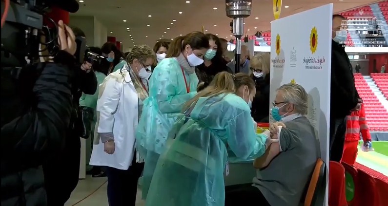 Dita e dytë e vaksinimit antiCovid, sot është radha e epidemiologëve