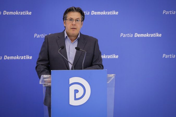 Paloka publikon foton: Shqiptarët vitin e ri në çadër, Rama me xhup 3175 dollarë