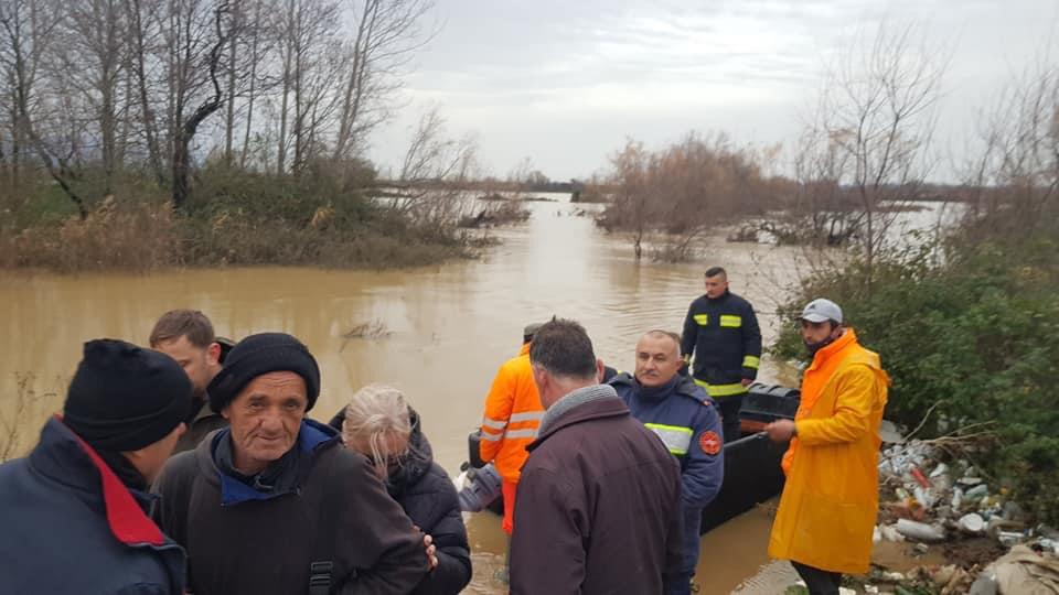 U bllokua nga uji, shpëtohet i moshuari në Lezhë