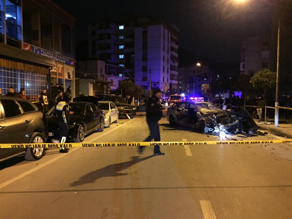 “BMW” merr përpara 4 automjete, plagoset 38-vjeçari