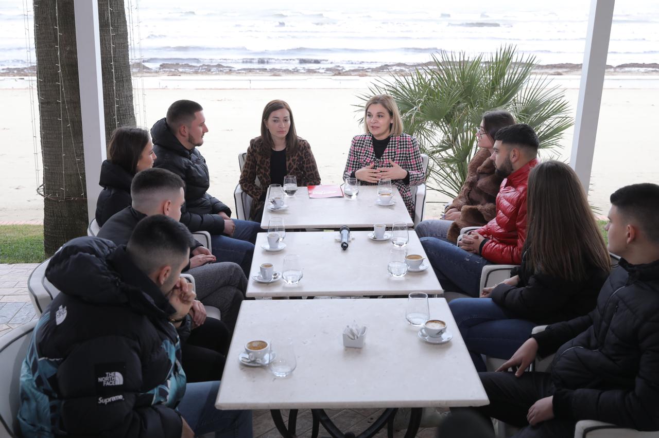 Kryemadhi takim me të rinjtë në Durrës: 5 prioritetet e LSI-së që synojnë t’i japin atyre pushtetin