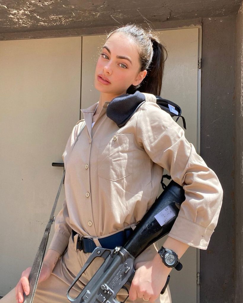 FOTO/ “Ushtarakja” 19-vjeçare shpallet vajza më e bukur në botë