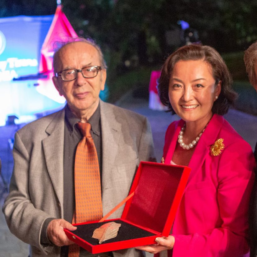 Ambasadorja amerikane uron Kadarenë: Kontributi i tij në letërsi, pa moshë dhe përtej kufijve