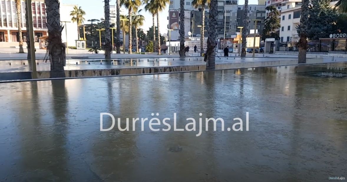 Moti i acartë mbërthen Durrësin, ngrin shatërvani në sheshin “Liria” (VIDEO)