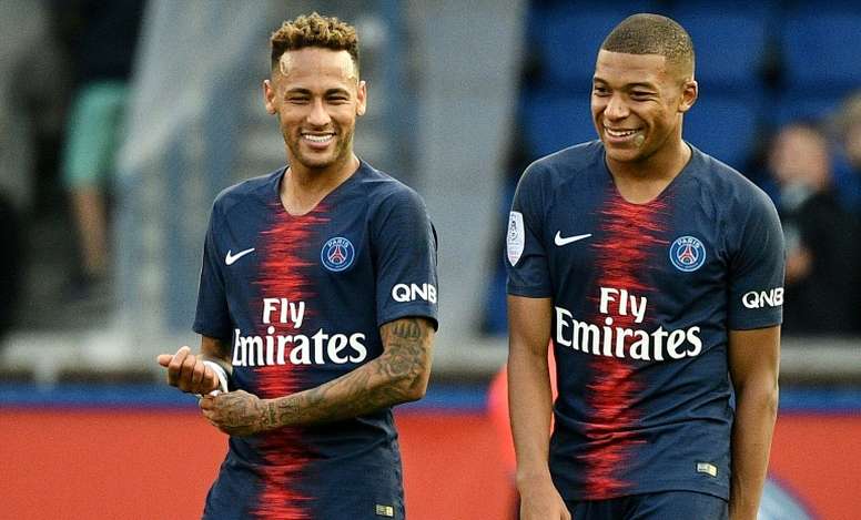 “Mezi pres të të takoj”, këngëtarja shqiptare zbulon mesazhet me Neymar dhe Mbappe