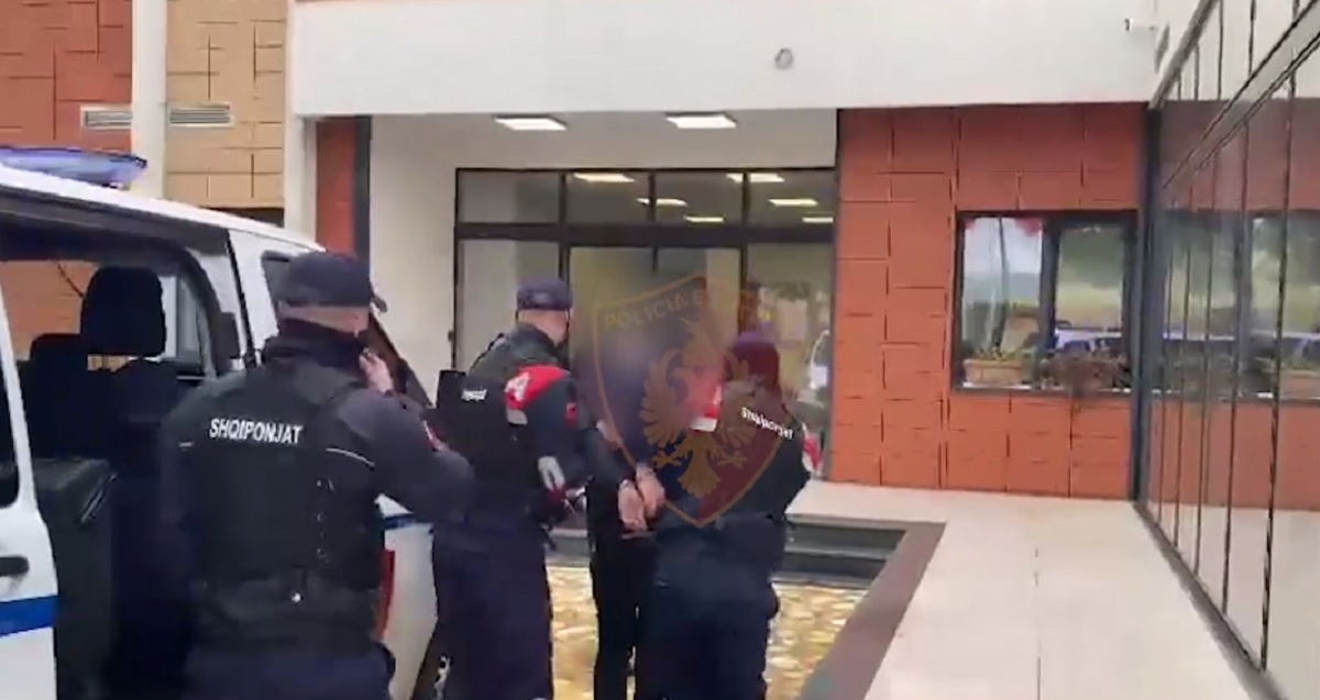 Qëlluan me armë drejt banesës, kapet pas një viti 33-vjeçari