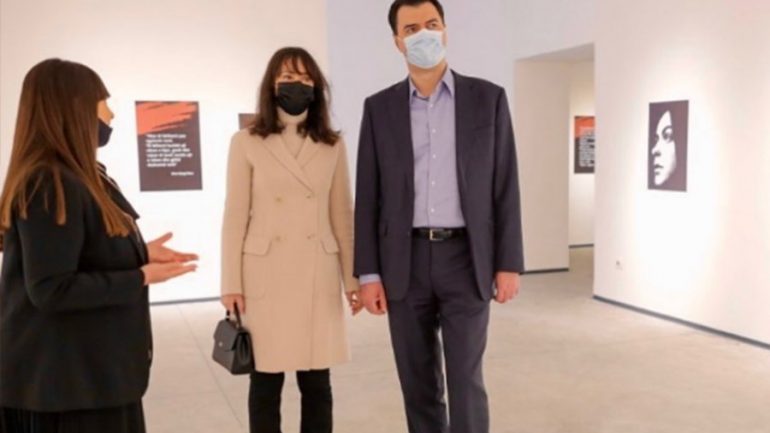 Basha me bashkëshorten në ekspozitën “THYER”: Stop dhunës ndaj femrave