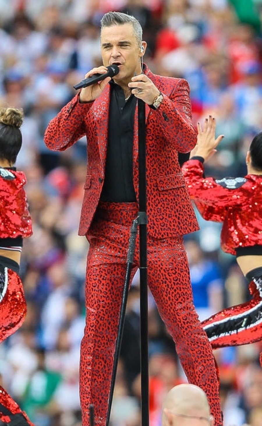 Këngëtari i njohur del pozitiv me Covid-19