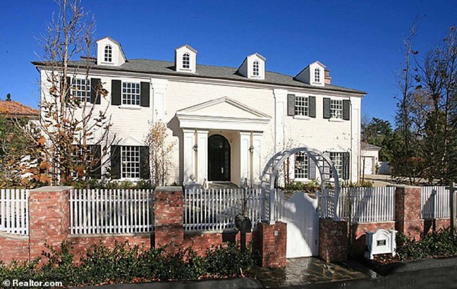 Hajdutët hyjnë në shtëpinë e reperit të njohur