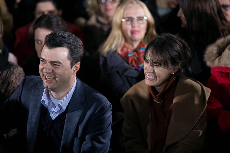 Aurela Basha publikon foton nga fëmijëria dhe bën dedikimin special për të atin