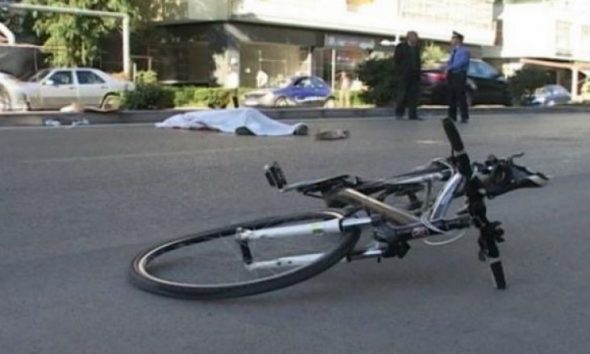 Makina përplas biçikletën, humb jetën 62-vjeçari