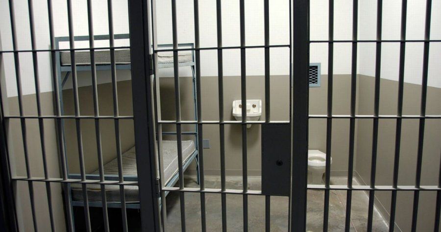 Thyen arrestin shtëpiak dhe shkon në polici: Më mirë burgun sesa gruan!