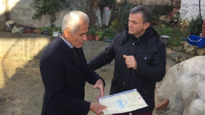 Deputeti i PS-së shpërndau leje legalizimi gjatë fushatës, KQZ gjobit kreun e Kadastrës së Lushnjes me 1500 lekë