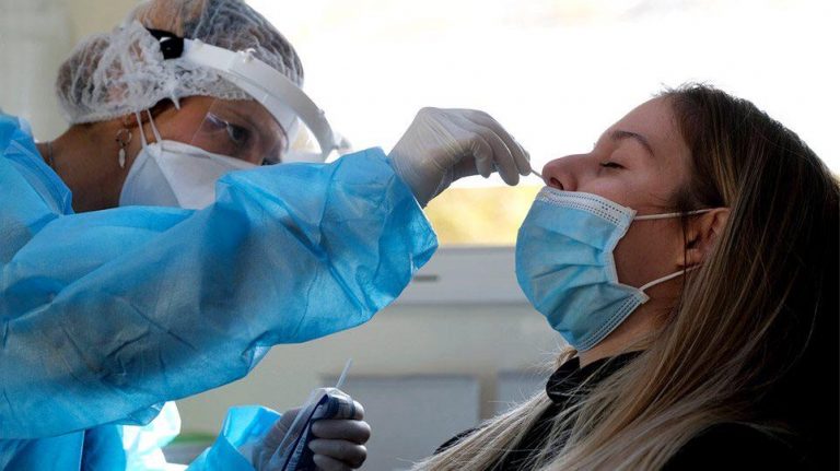 Mutacioni i ri i koronavirusit vjen afër Shqipërisë, zbulohen katër raste në Greqi