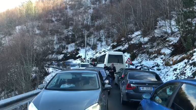 Radhë e madhe për në Dardhë/ Turistët bllokojnë rrugën, mbi 100 automjete në pritje