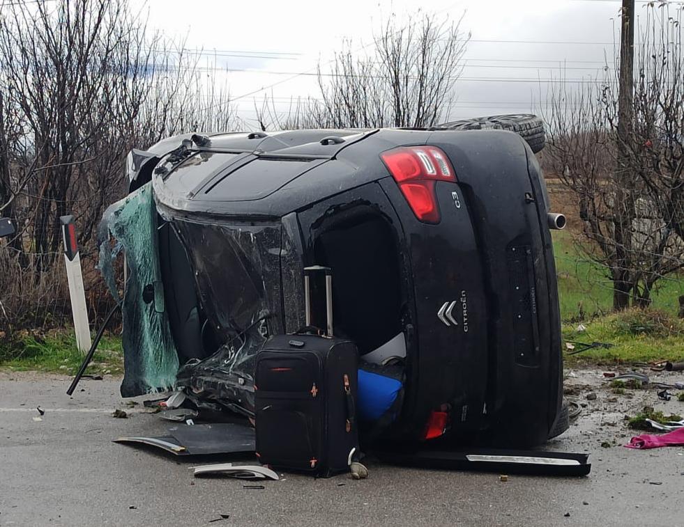 Makina humb kontrollin dhe përmbyset, lëndohet shoferi