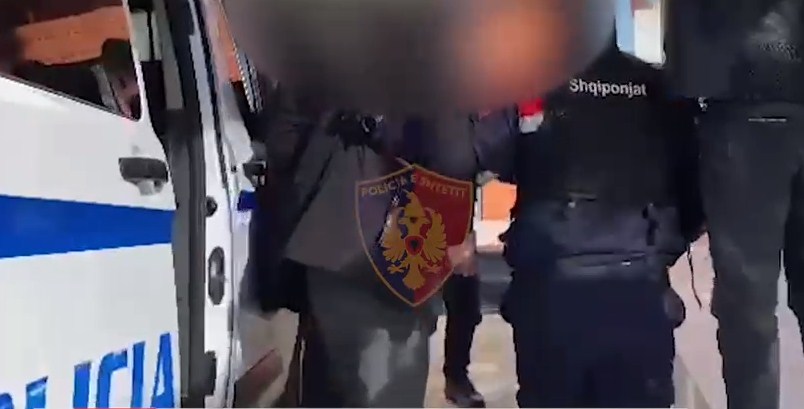 Qese me fara kanabisi, do t’i shisnin për 16 mijë euro, arrestohen 2 persona