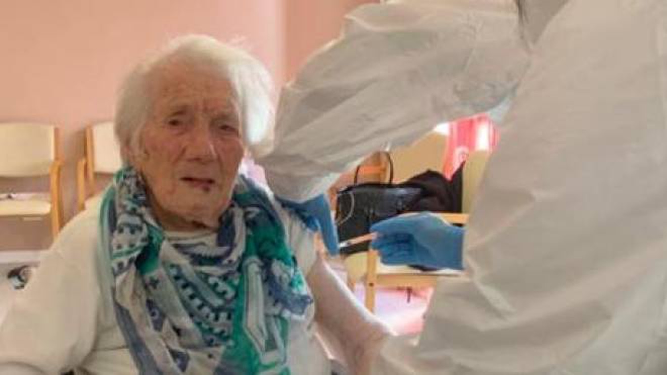 Vaksinohet 106 vjeçarja në Itali, i mbijetoi dy pandemive