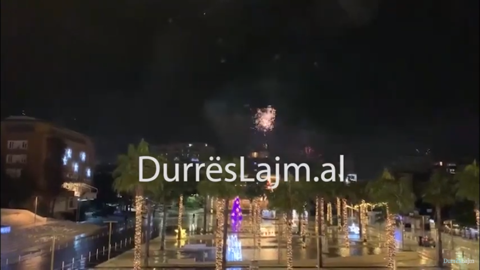VIDEOLAJM/ Me rrugë të boshatisura dhe spektakël fishekzjarresh, si e priti Durrësi ndërrimin e viteve