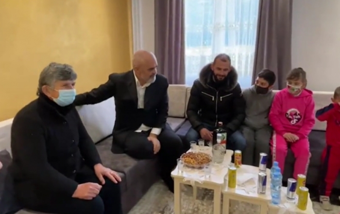 Durrës/ Rama vizitë në banesat e reja, kryefamiljarja: Kam shpresë të marrësh dhe mandatin e pestë