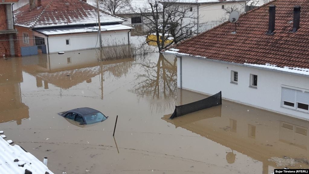 Përmbytet Vushtria, evakuohen me emergjencë banorët