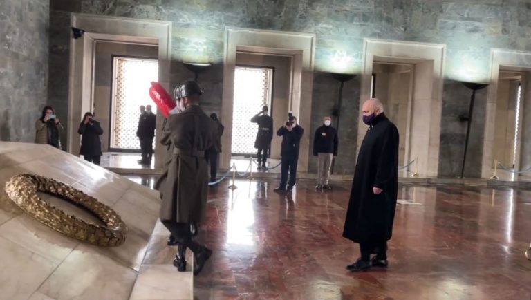 Dita e dytë e vizitës/ Rama kokëulur përballë figurës së Ataturkut