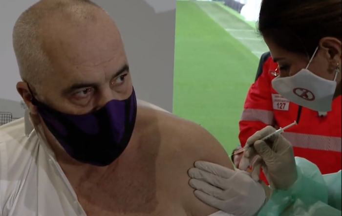 Kryeministri Rama bën vaksinën antiCovid