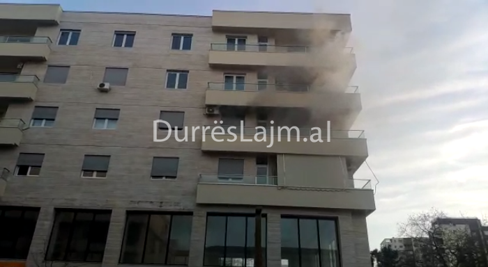 Zjarr në një pallat në qendër të Durrësit (FOTO & VIDEO)