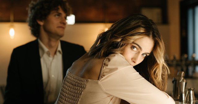 A është flirti tradhti kur je në një marrëdhënie? Ja çfarë thonë ekspertët…