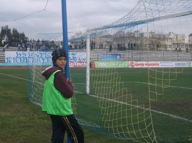 Foto e veçantë, kapësi i topave që u bë goleador tek Teuta