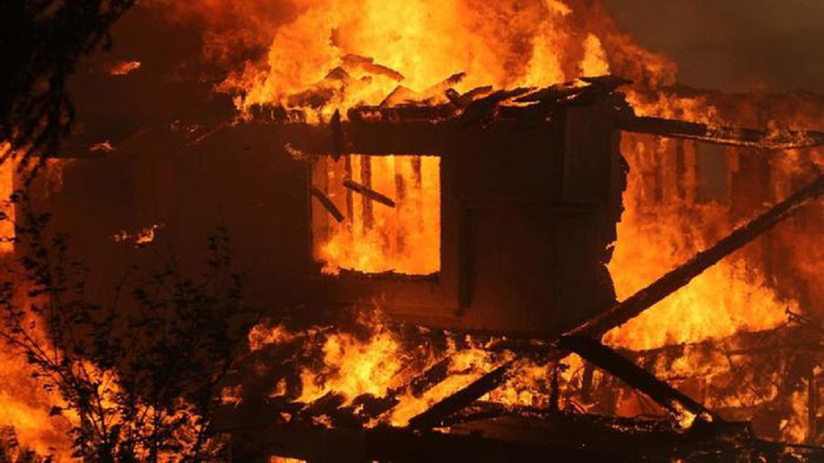 Banesa përfshihet nga flakët, 94-vjeçari dërgohet në spital