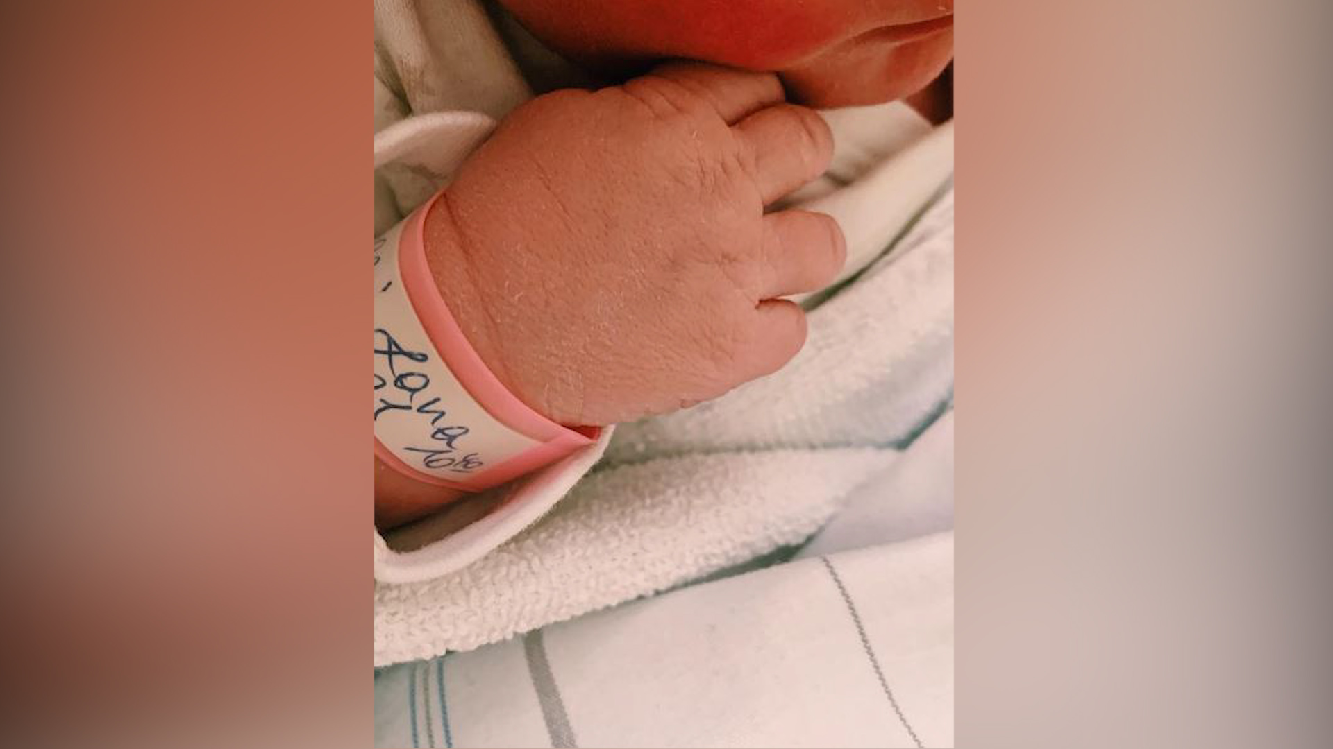 “Kjo është super vajza ime”, këngëtarja shqiptare bëhet nënë për herë të dytë