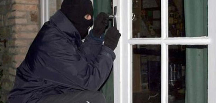 Maskat dhunojnë me sende të forta të moshuarin në banesë, e bëjnë për spital