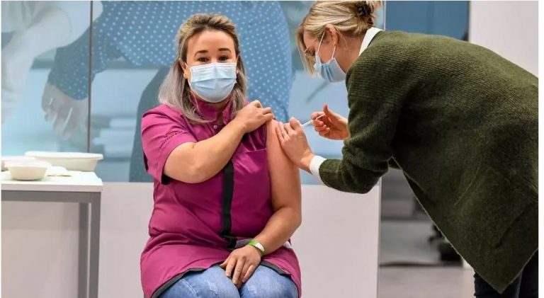 U përball me kritika për vonesë, Holanda nisi sot fushatën e vaksinimit