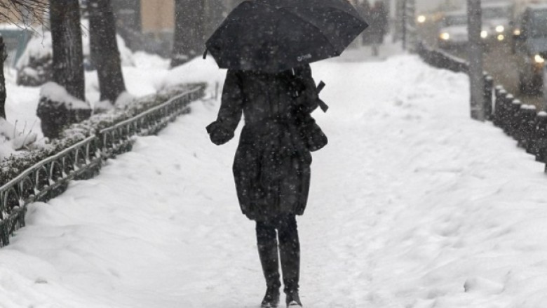Trashësia e borës në Korçë shkon deri në 10 cm, akset nacionale me prezencë akulli