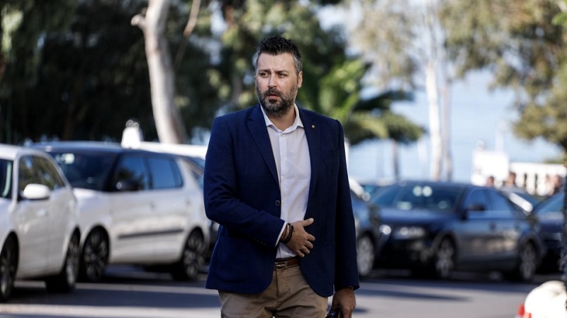 “Po qaja si fëmijë i vogël”, deputeti grek rrëfen tmerrin që po përjeton familja nga vëllai i infektuar me Covid