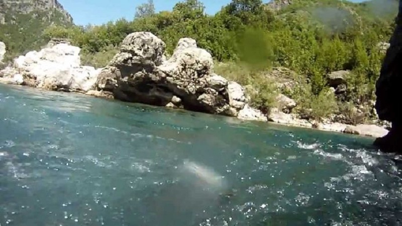 Një 47-vjeçar me probleme mendore mbytet në lumë