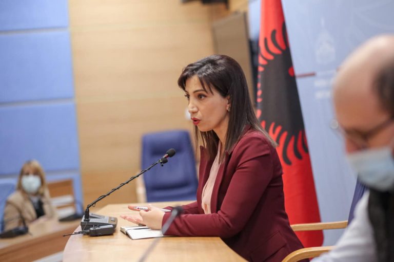 Ministrja e Arsimit takohet me rektorët e universiteteve, sondazh vlerësues për mësimin online