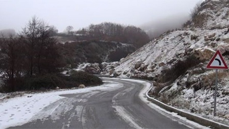 Situata në Korçë/ Ndërprerje e energjisë elektrike në disa zona. Rrëshqitje dherash e gurësh në Moglicë