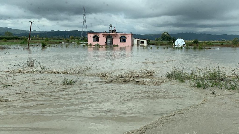 Toka të përmbytura në disa fshatra të Krujës, bie niveli i lumit